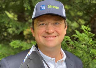 Chris Hansen with solar champion award